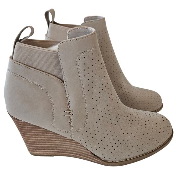 DV by Dolce Vita Gerdy Bootie Beige Ankle Wedge Heel Womens 8.5 Boho Chic Casual - Picture 1 of 9